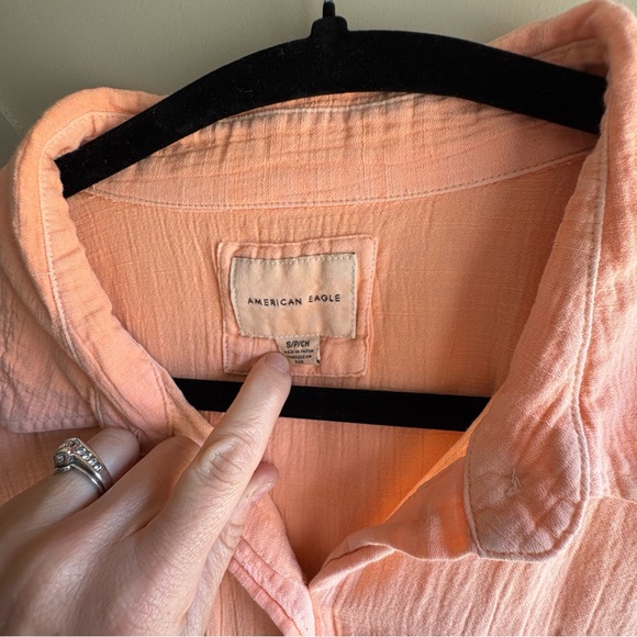 AE Perfect Button-Up Shirt in peach size small oversized - Picture 7 of 11
